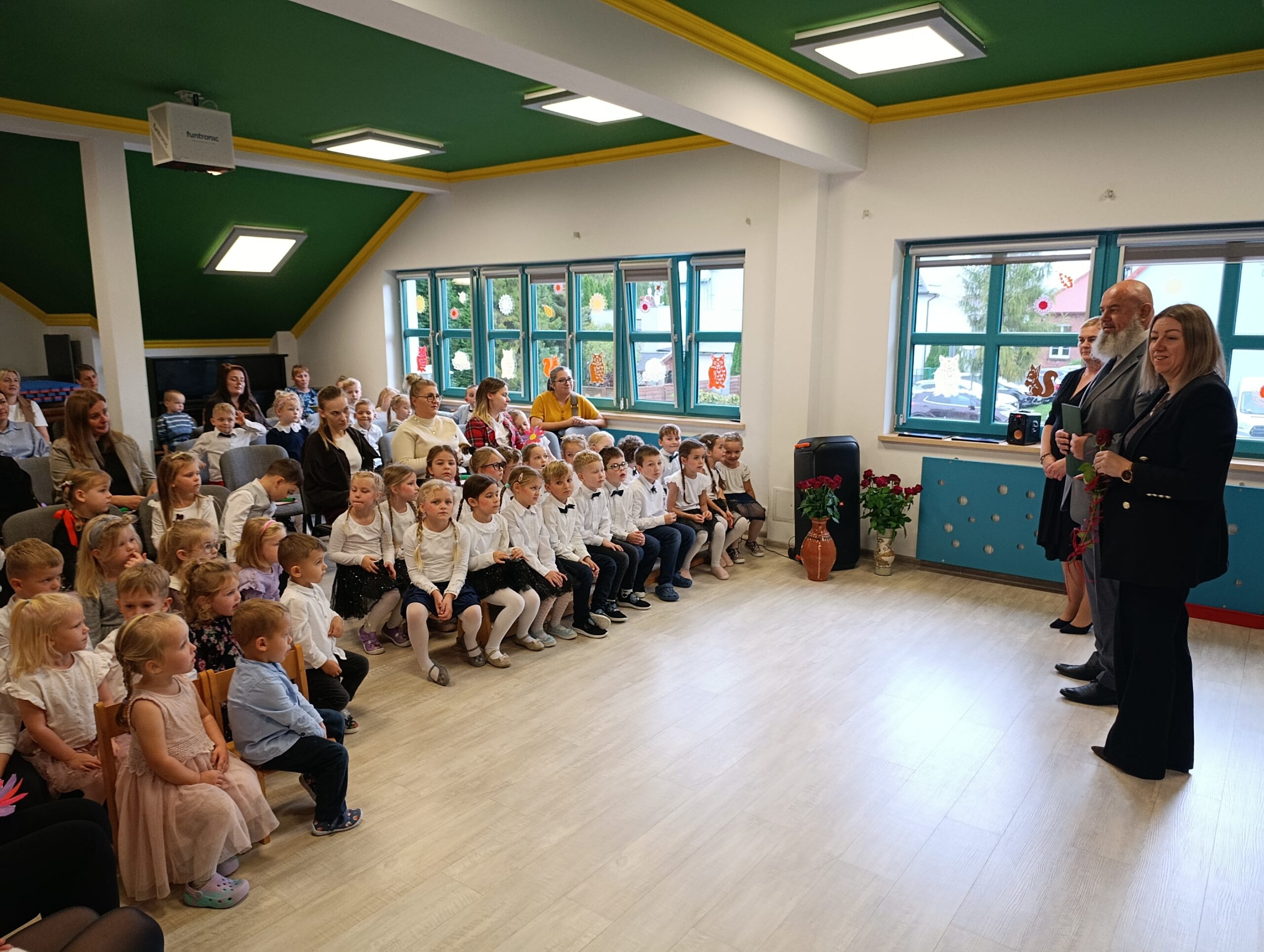Powitanie dzieci i pracowników przedszkola przez przedstawicieli gminy.