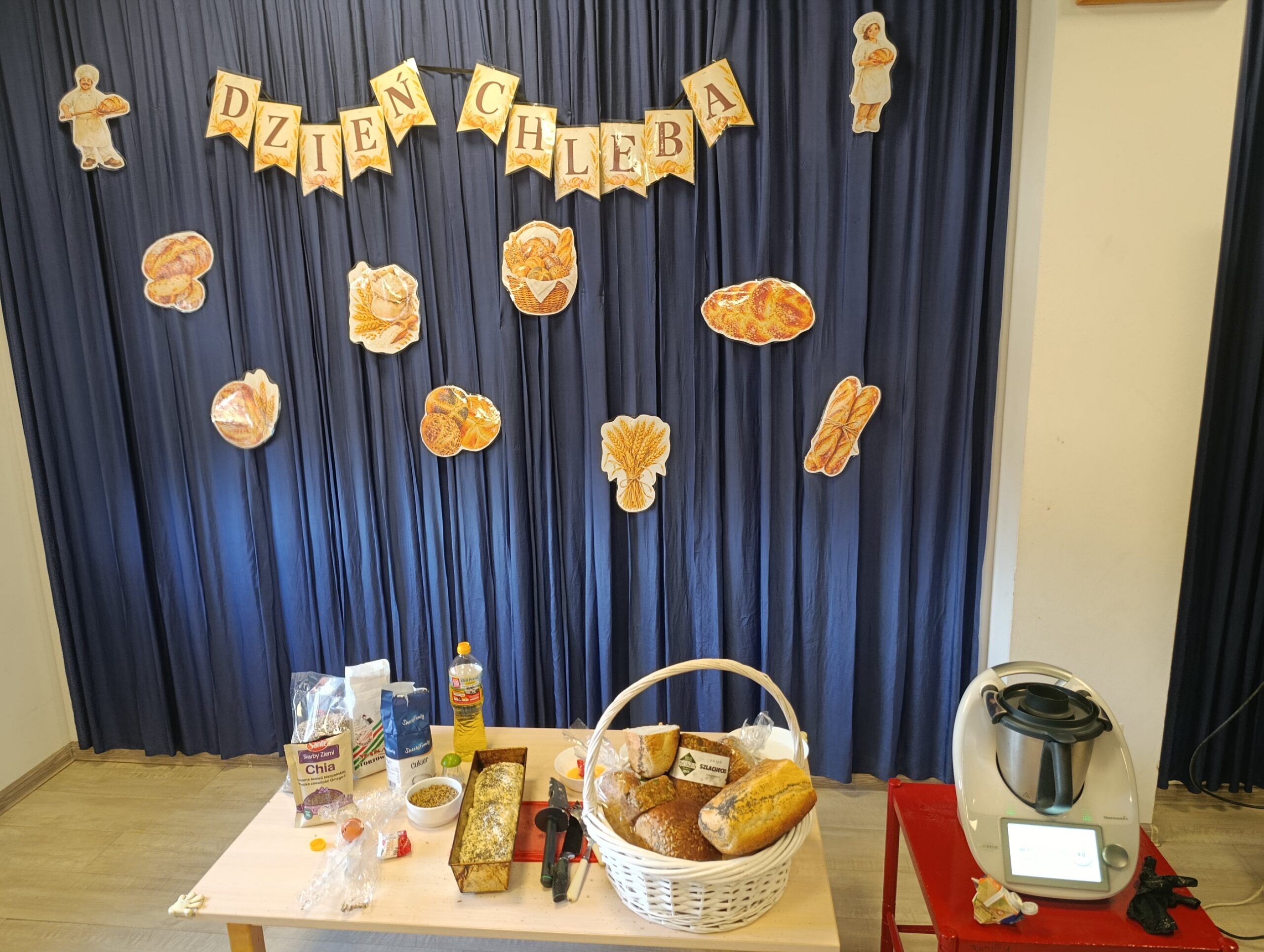 Dzień Chleba - widoczny stół ze składnikami do pieczenia chleba
